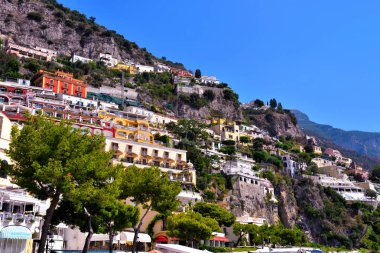 İtalya 'nın Campania kentindeki Positano, Amalfi Sahili' ndeki (Costiera Amalfitana) Akdeniz köyünün manzarası