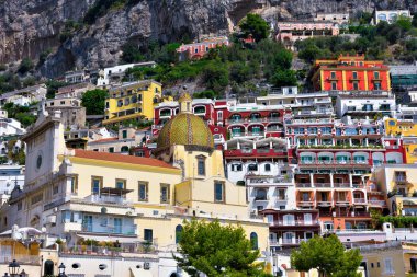 İtalya 'nın Campania kentindeki Positano, Amalfi Sahili' ndeki (Costiera Amalfitana) Akdeniz köyünün manzarası