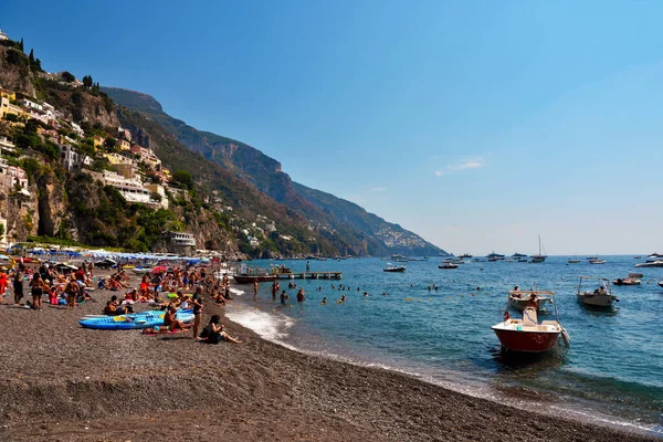 Středomořská Vesnice Pobřeží Amalfi Costiera Amalfitana Kampánii Turisté Pláži Září — Stock fotografie