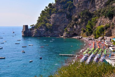 İtalya 'nın Campania kentindeki Positano, Amalfi Sahili' ndeki (Costiera Amalfitana) Akdeniz köyünün manzarası