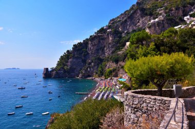İtalya 'nın Campania kentindeki Positano, Amalfi Sahili' ndeki (Costiera Amalfitana) Akdeniz köyünün manzarası