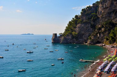 İtalya 'nın Campania kentindeki Positano, Amalfi Sahili' ndeki (Costiera Amalfitana) Akdeniz köyünün manzarası