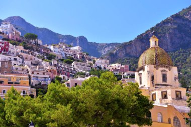 İtalya 'nın Campania kentindeki Positano, Amalfi Sahili' ndeki (Costiera Amalfitana) Akdeniz köyünün manzarası