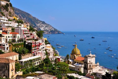 İtalya 'nın Campania kentindeki Positano, Amalfi Sahili' ndeki (Costiera Amalfitana) Akdeniz köyünün manzarası