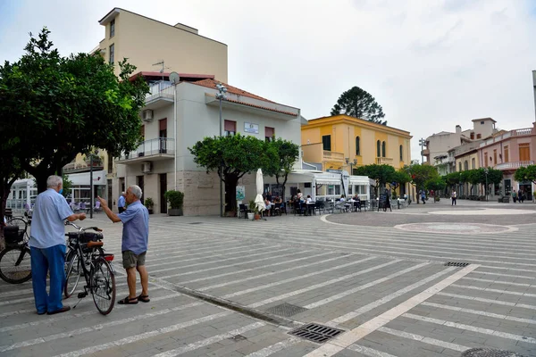 이탈리아의 도시인 Sep 2020 Capo Dorlando 보행자화 도심에 티거리 — 스톡 사진