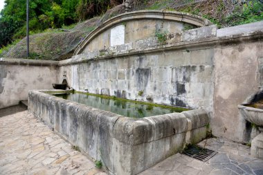 İtalya 'nın Naso Sicilya köyü yakınlarındaki eski bir çamaşırhane.