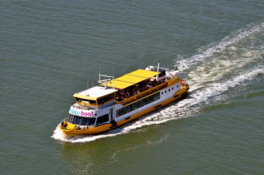 28 Mayıs 2025 Lizbon Portekiz 'de birçok turist yolcusu ile birlikte Tagus Nehri' nde turist tur gemisi.