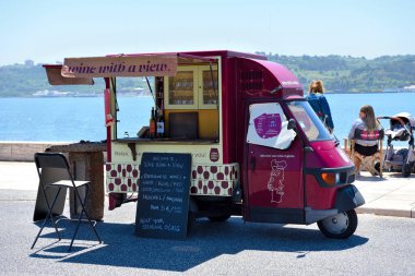 Minivan, Padrao dos Descobrimentos 'ta turistlere şarap satıyor. 28 Mayıs 2025 Lizbon Portekiz