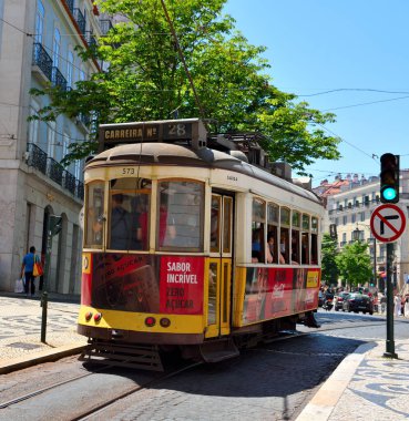 Klasik tarzıyla tanınan ünlü Tram 28, Lizbon 'un tarihi mahallelerinden Alfama ve Graa 28 Mayıs 2025 Lizbon Portekiz gibi manzaralı bir yol izler.