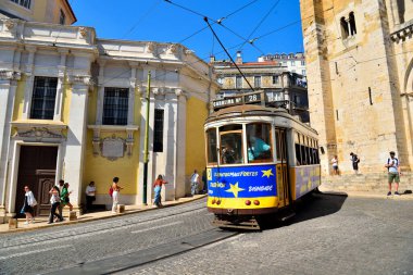 Klasik tarzıyla tanınan ünlü Tram 28, Lizbon 'un tarihi mahallelerinden Alfama ve Graa 28 Mayıs 2025 Lizbon Portekiz gibi manzaralı bir yol izler.