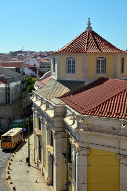 Şehrin Alfama bölgesinde yer alan katedral, 28 Mayıs 2025 Lizbon depreminden sonra yaşanan 1755 depremi de dahil olmak üzere yüzyıllar boyunca birçok değişikliğe uğradı.