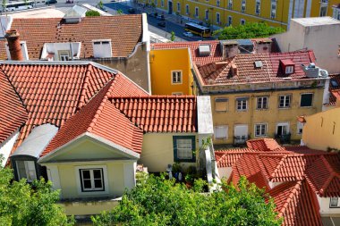 Lizbon, Portekiz 'deki evlerin karakteristik kırmızı çatıları
