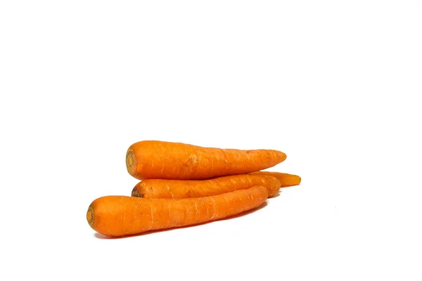 Zanahorias aisladas fondo blanco, orientación natural paisaje de color —  Fotos de Stock