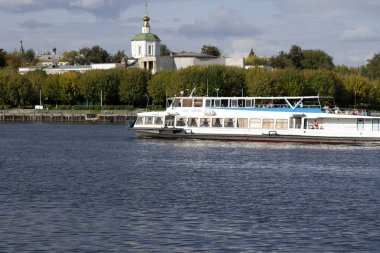 Manzara: Tapınak ve gemi manzarası