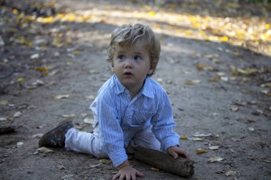 Küçük bir çocuk yolda dizlerinin üstüne çöktü.