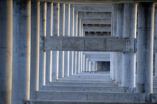 Bir köprünün altında beton pilars ve kirişler yapısı 
