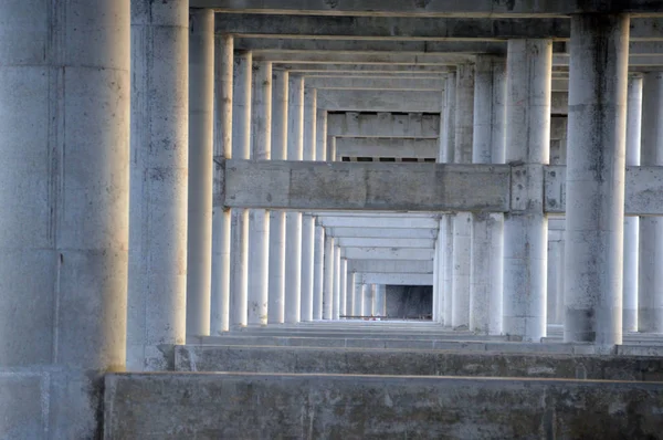 bir köprü destekleyen yapısı