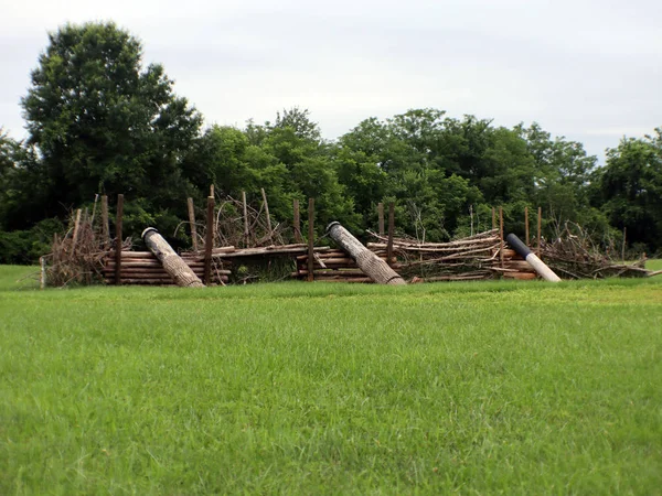 Arka planda top ile iç savaş savunma sahibi