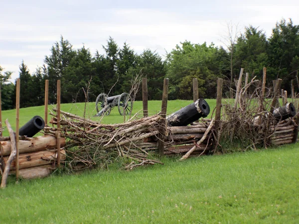 Arka planda top ile iç savaş savunma sahibi