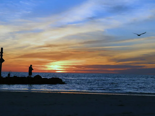 Meksika Körfezi'nde günbatımı sırasında döküm balıkçı