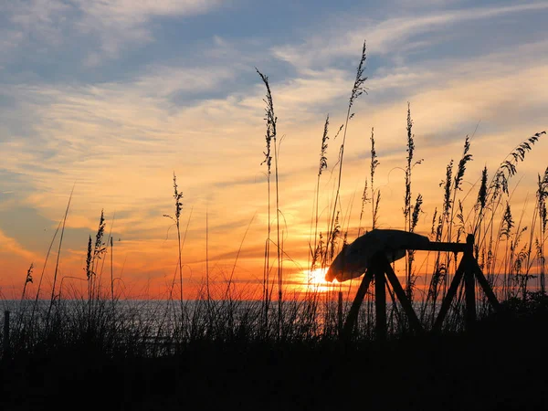 Günbatımı seagrass ve ön planda şemsiye ile Meksika Körfezi içinde