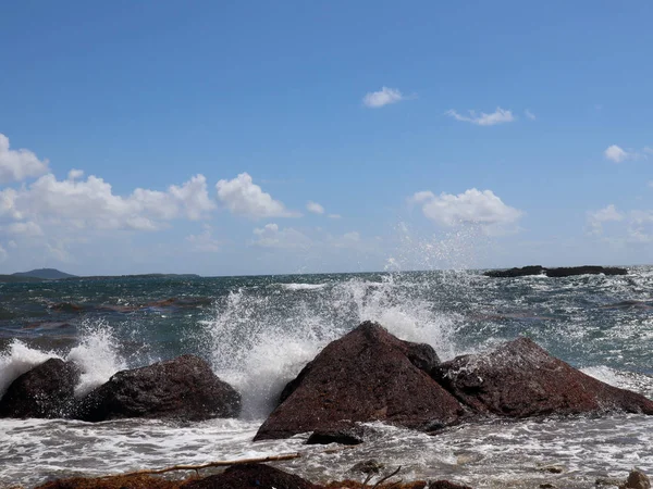 Atlantik Okyanusu'nun çalkantılı su kayalara Vieques Adası Porto Riko yatılı çöküyor