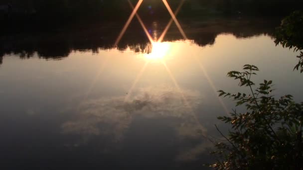 Reflektion av solens strålar på vattenytan — Stockvideo