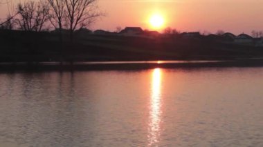 Gölün üzerinde akşam batımı