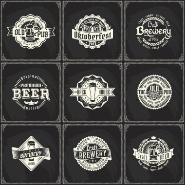 Bira bira logo etiket kara tahta dokusu üzerinde ayarla