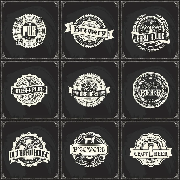 Étiquette logo de la brasserie de bière apposée sur la texture du tableau — Image vectorielle