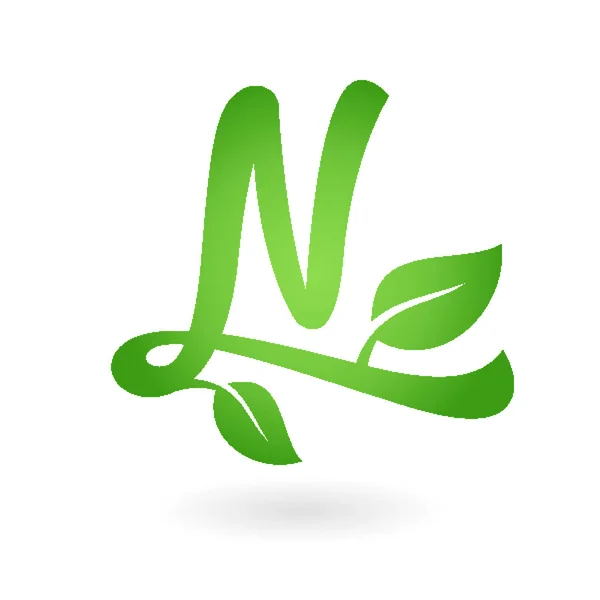 N dopis kaligrafické ekologické logo zelené listy — Stockový vektor