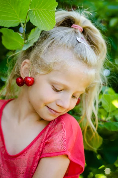 Entzückendes Blondes Mädchen Mit Kirschfrucht Den Ohren Porträt — Stockfoto