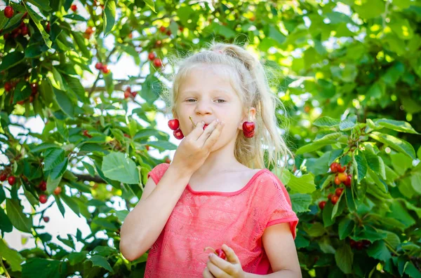 耳の肖像画桜フルーツとかわいいブロンドの女の子 — ストック写真