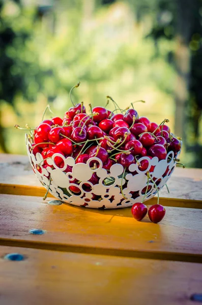 成熟的红色樱桃果在篮子里 — 图库照片