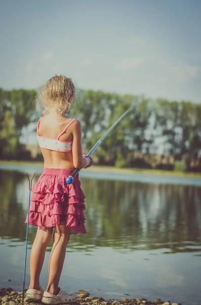 Linda Menina Com Vara Pesca Lagoa — Fotografia de Stock