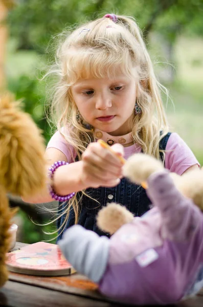 Entzückendes Blondes Mädchen Mit Langen Haaren Das Mit Flauschigen Spielzeugen — Stockfoto