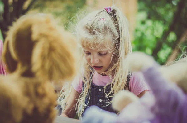 Schattige Blonde Meisje Met Lang Haar Spelen Met Pluizige Speelgoed — Stockfoto