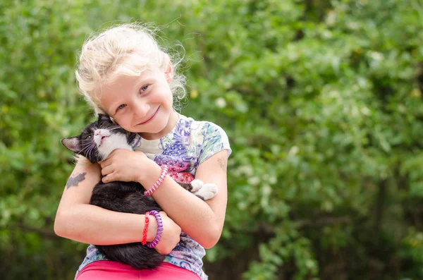 Küçük Sevimli Kız Holding Sevimli Siyah Beyaz Kedi — Stok fotoğraf