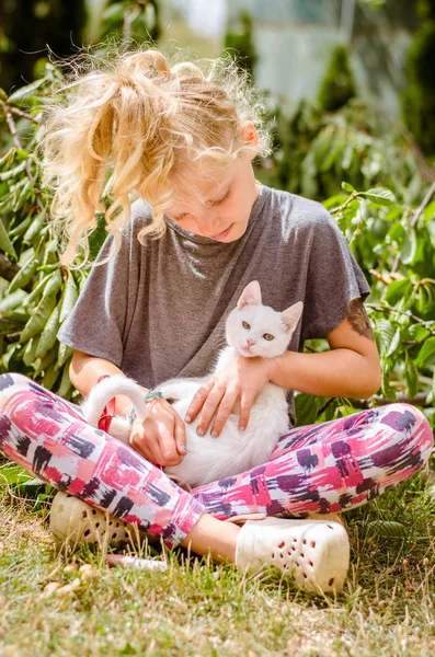 Bedårande Blond Flicka Och Vit Katt Sitter Tillsammans Utomhus Trädgården — Stockfoto