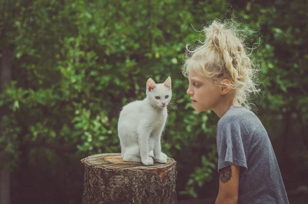 Adorable Rubia Chica Blanco Gato Juntos Aire Libre Jardín — Foto de Stock