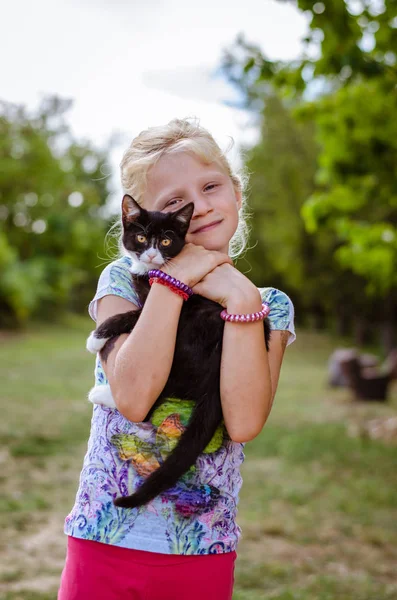 Pequeña Chica Encantadora Sosteniendo Lindo Negro Blanco Gato — Foto de Stock