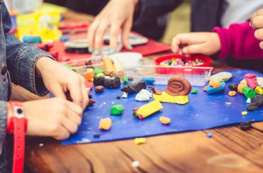 ile oynayan çocuklar masaya oyun hamuru