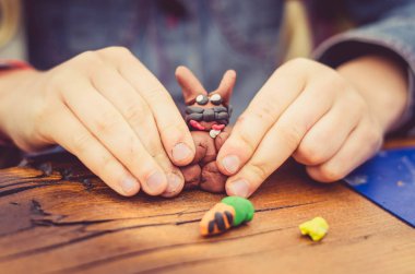 Çocuklar oyun hamuru ile oynamak ve yaratıcı şekiller oluşturma