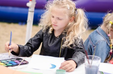 Sevimli sarışın kız ile renkli kalemler çizim