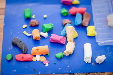 ile oynayan çocuklar masaya oyun hamuru