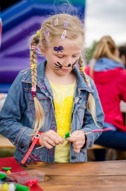 oyun hamuru ile oynamak ve masanın üstüne şekil oluşturma sevimli etkin sarışın kız