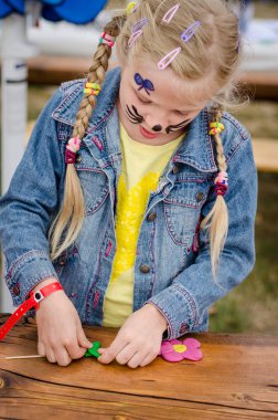 oyun hamuru ile oynamak ve masanın üstüne şekil oluşturma sevimli etkin sarışın kız