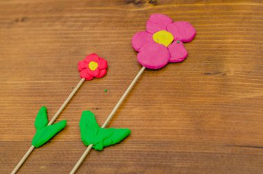 ile oynayan çocuklar masaya oyun hamuru