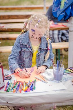 Tablo kalemleri ile boyama çocuk