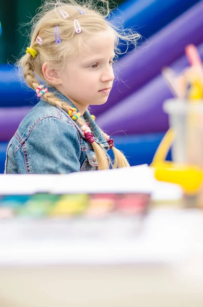 Adorável Loira Menina Retrato Fundo Colorido — Fotografia de Stock